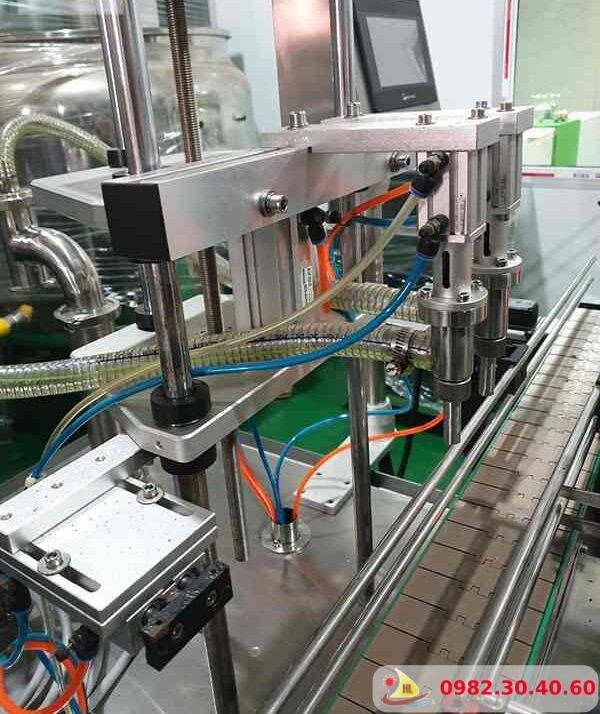 Máy chiết 2 vòi tự động ứng dụng trong sản xuất nước mắm, nước tương, nước xì dầu.